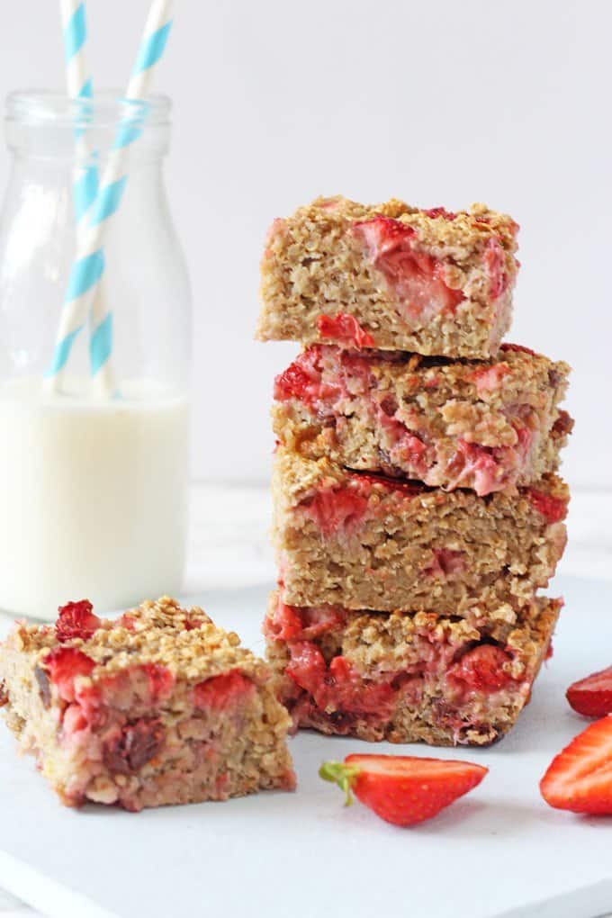 A delicious and filling breakfast bar recipe, packed full of healthy ingredients such as quinoa, oats, bananas and strawberries. These bars make the perfect nutritious start to the day for the whole family and are a great grab and go breakfast!