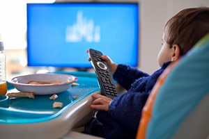 Designate mealtime as a TV-free, interactive activity. When can baby watch TV & how to control it | Baby Journey 