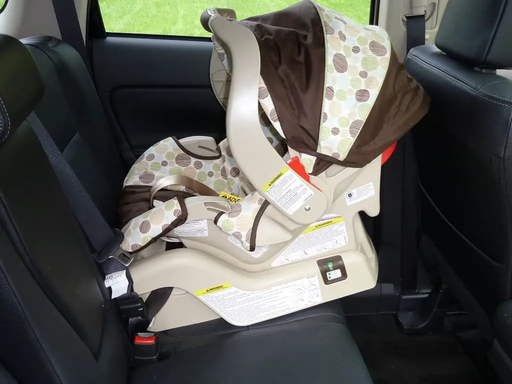 The car seat should installed in the middle seat for maximum safety . - Best Infant Car Seats for Small Cars | Baby Journey 