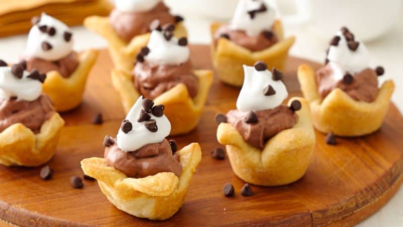 A mini treats of warm chocolate and whipped cream. | Baby Shower Dessert Ideas | Baby Journey 
