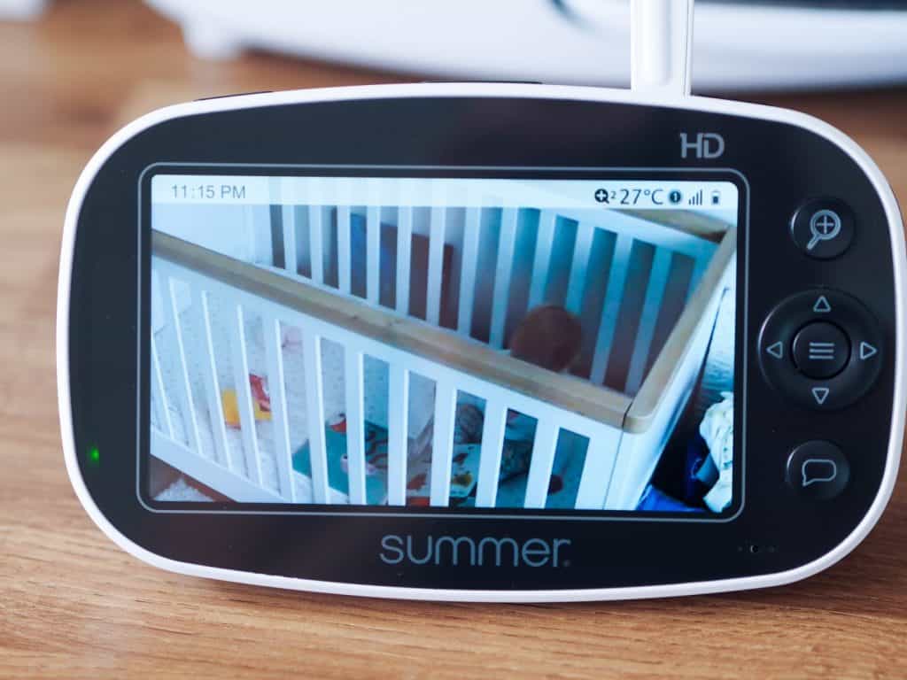 Summer Baby Pixel Zoom Duo baby monitor parent unit screen display shows a clear view of the baby. -Summer Infant VS Motorola Baby Monitor Review | Baby Journey