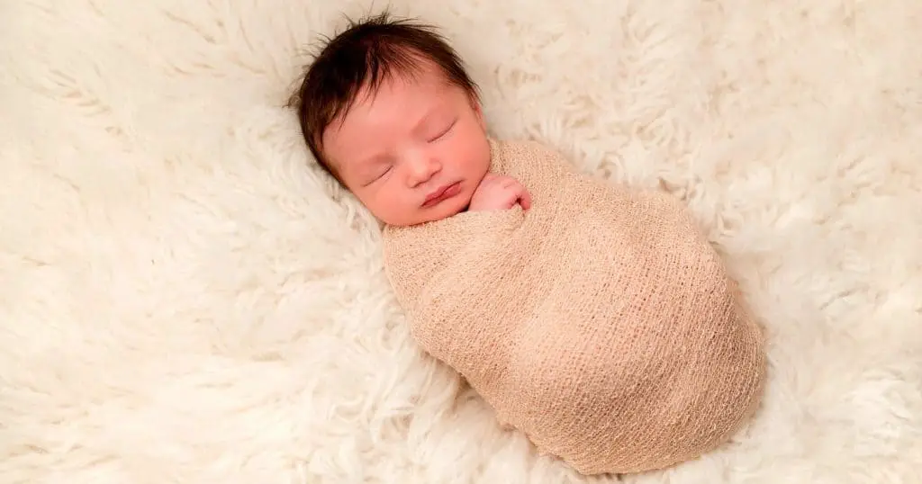 Swaddling with the arms up is good for newborns whose limbs are still very curled up.- How to swaddle a baby | Baby Journey