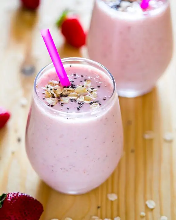 It takes less than five minutes to prepare the smoothie with oatmeal and fruits! - 16 Irresistibly Yummy Smoothie Recipes for Kids and Toddlers | Baby Journey Blog