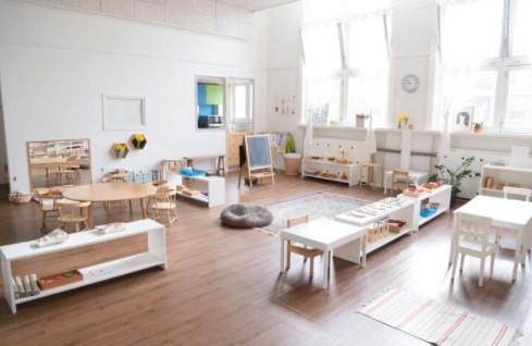 Montessori classroom setting example - Montessori vs Play-based - Baby Journey blog