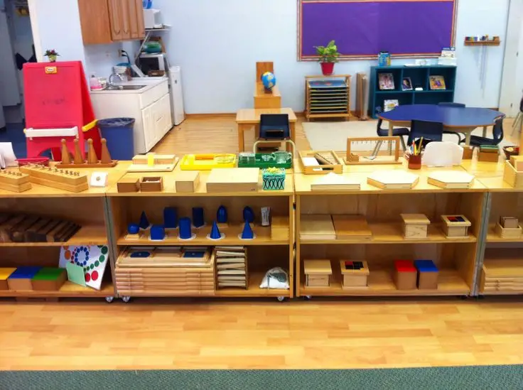 Play based vs Montessori method may look similar but they are not the same - Montessori vs Play-based - Baby Journey blog