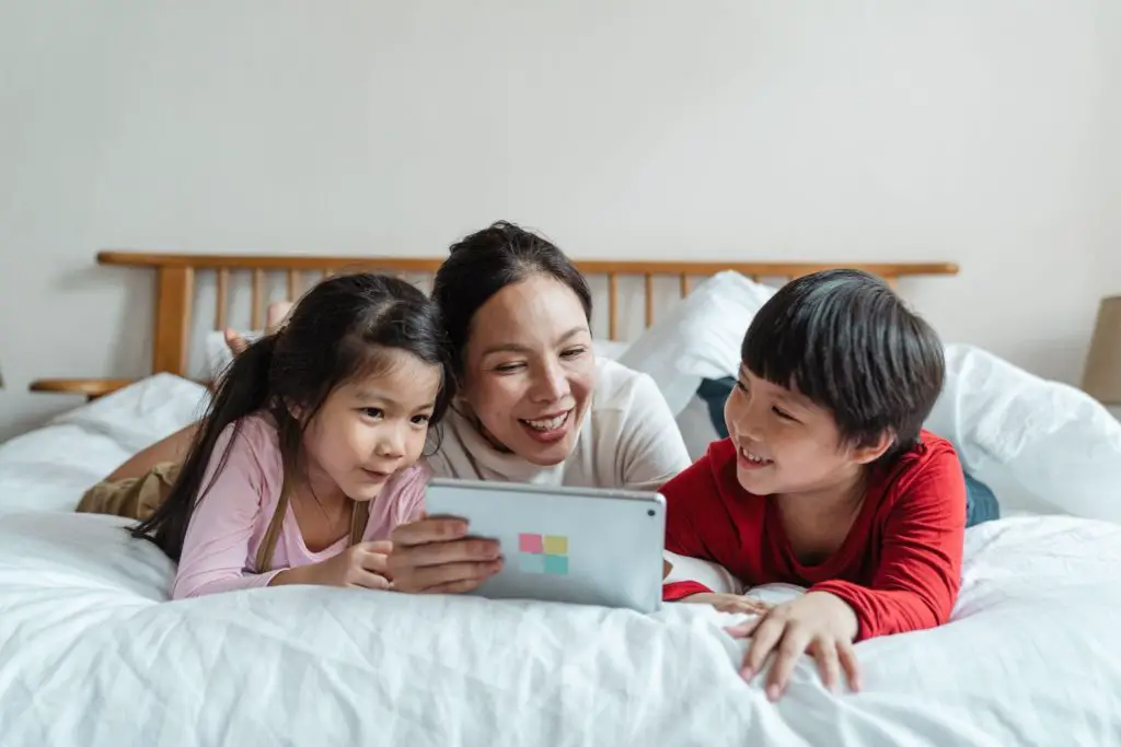 Mother spending time with kids - Best tips for parenting in the digital age - Baby Journey blog