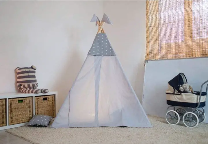 Put the best Disney stroller photobooth - Disney Themed Baby Shower Ideas - Baby Journey