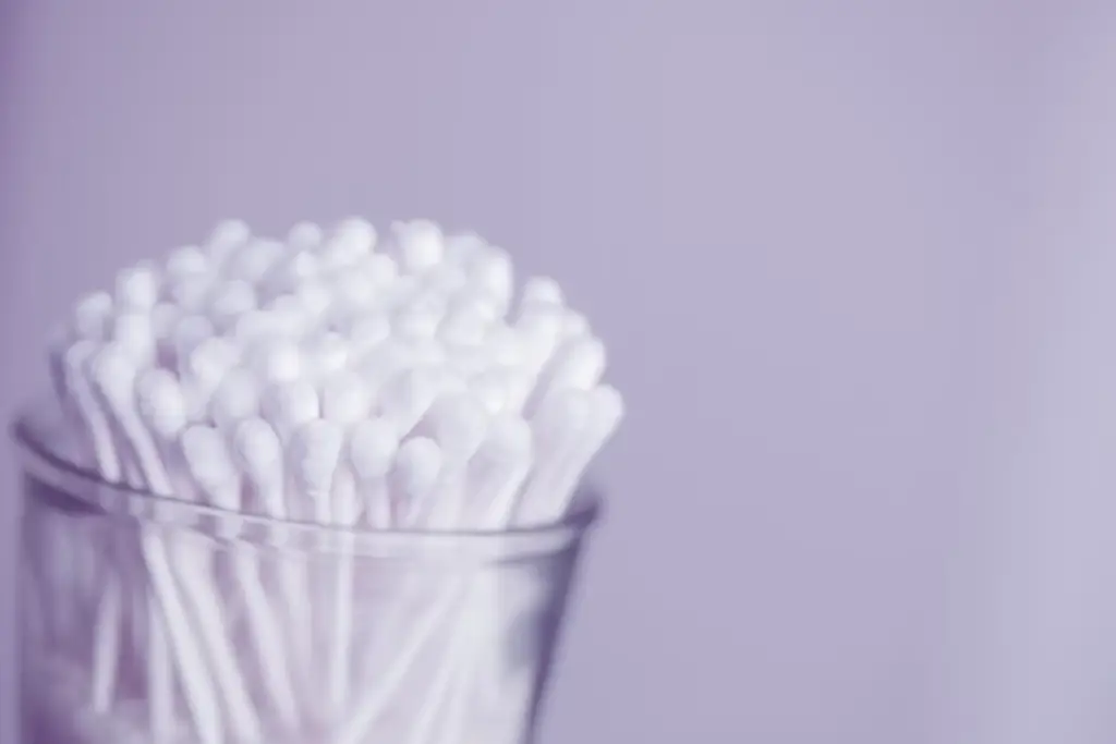 Picture of a container of cotton swabs, don’t use cotton swabs to clean baby ears - Tips for cleaning baby ears - Baby Journey