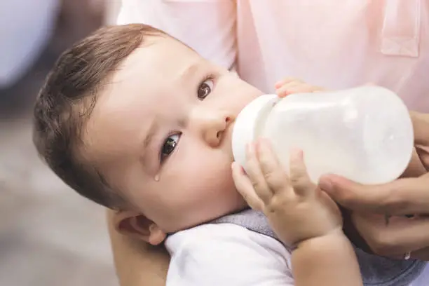 Baby crying when eating formula - Why Does My Baby Cry While Eating Formula - Baby Journey
