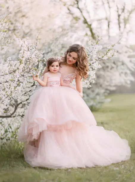 Mothers and daughters wear the same line of dresses - Mom and Baby Matching Outfits - Baby Journey