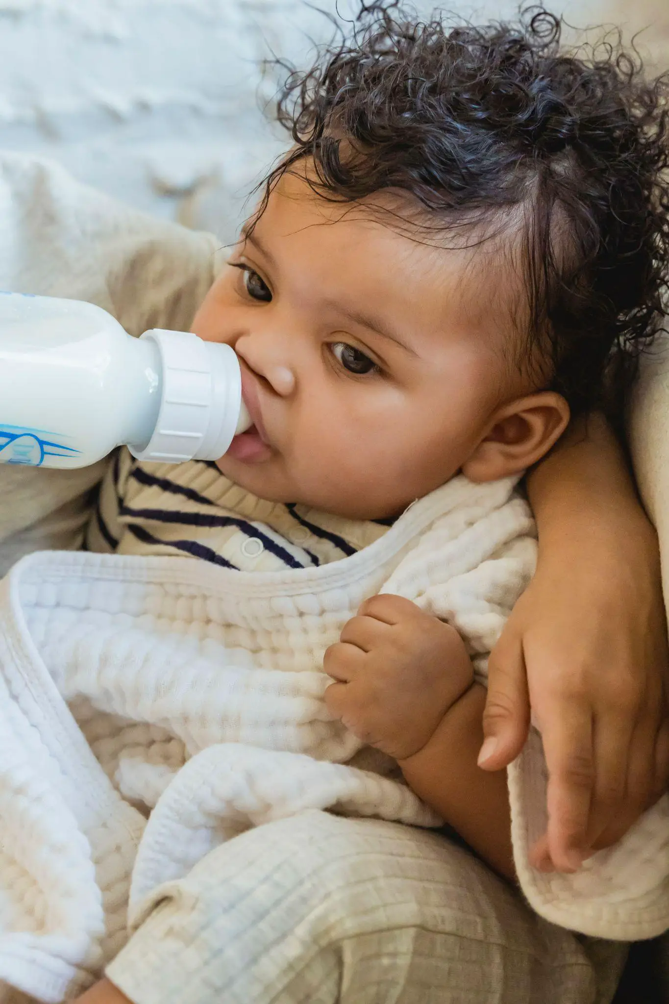 The baby is drinking formula - How Long Does It Take for Baby to Adjust to Formula - Baby Journey 