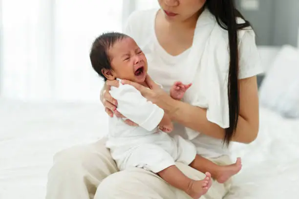 The baby cries when mom burps him - How to Burp a Sleeping Baby - Baby Journey