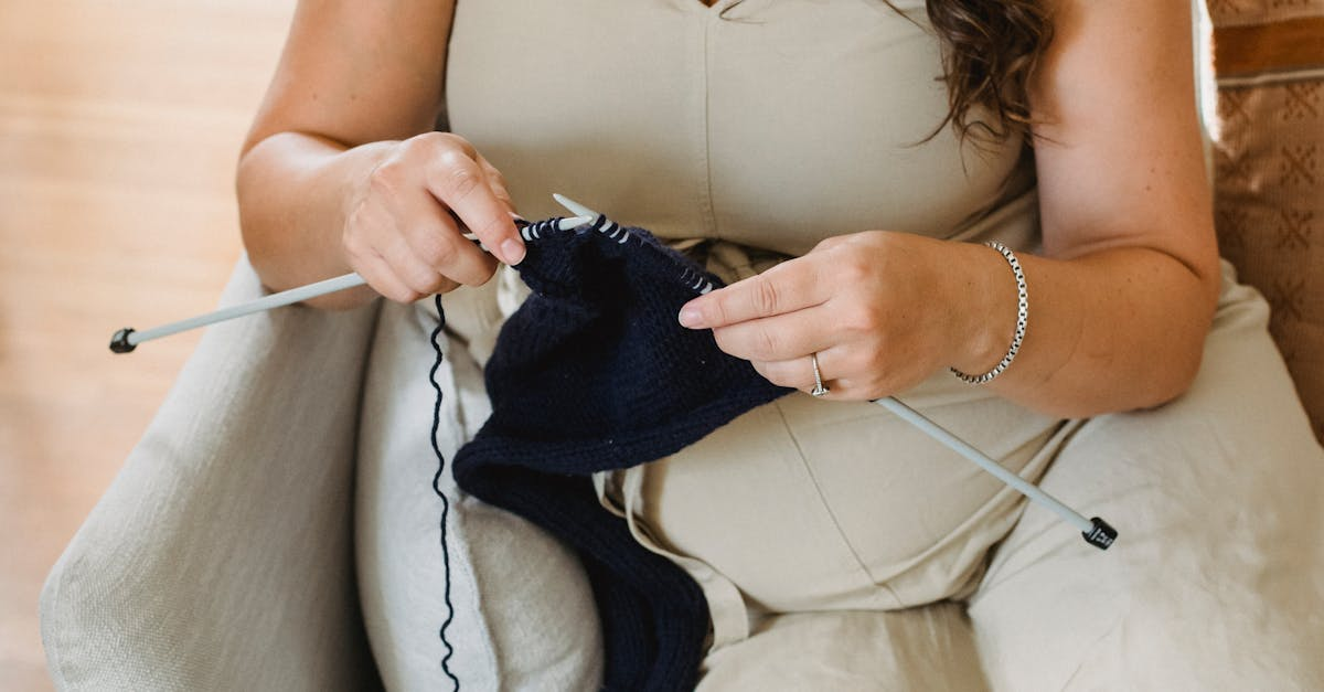 Pregnant lady knitting, prenatal crafting class - fun things to do when pregnant - babyjourney.net parenting blogs