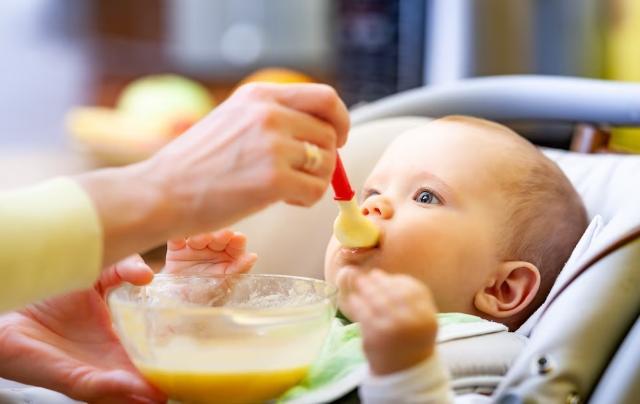 Baby Feeding While Learning Weaning from Breastfeeding, How to Wean Off Breastfeeding Problem - Baby Journey