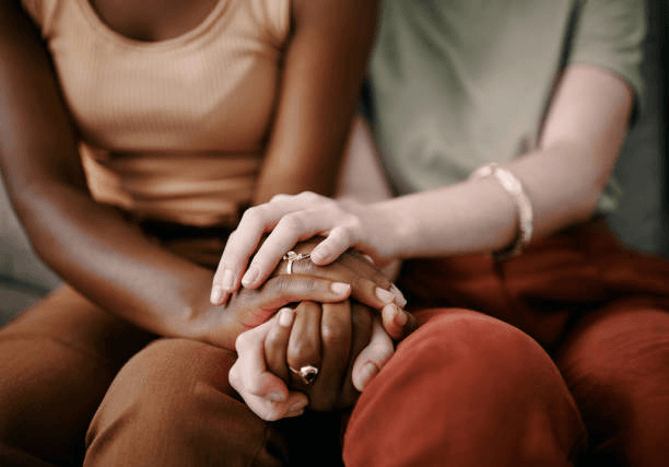 Friends giving emotional support - types of help useful when you have a newborn - babyjourney.net best parenting blog